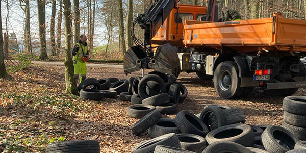 150 Reifen in den Wald geworfen